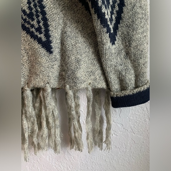 Boho Patterned cardigan sweater with fringe, NWT Size S angiesclothes - Picture 5 of 7